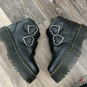 Dr. Marten Devon hearts boot black